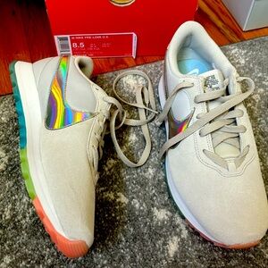 Women’s tennis shoes